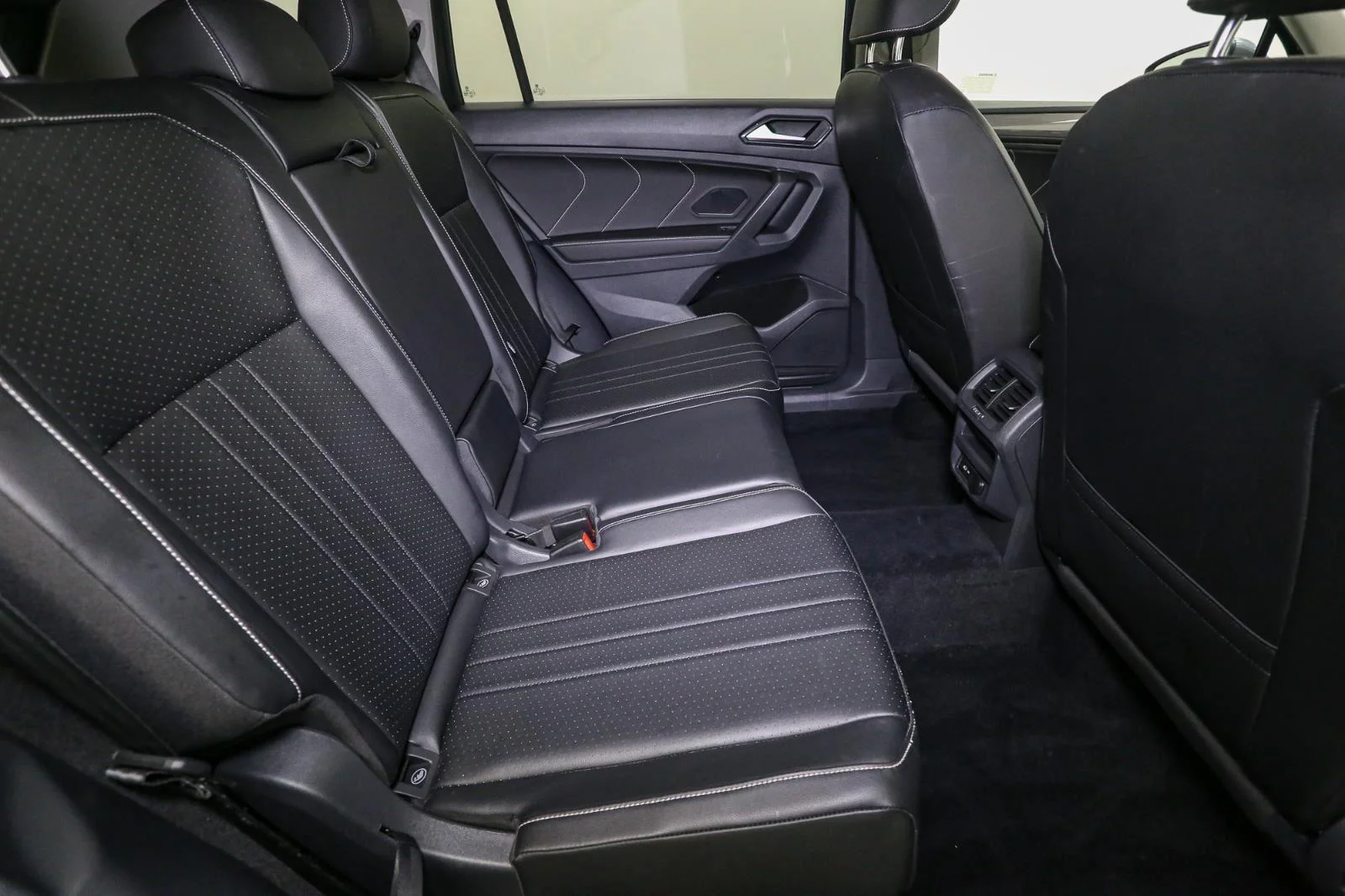 Used 2022 Platinum Gray Metallic Volkswagen SE image 23