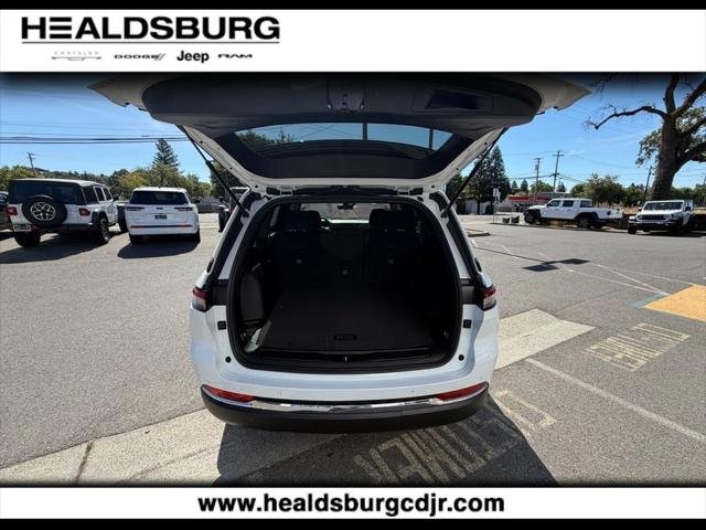 New 2026 Bright White Clear-Coat Exterior Paint Jeep Laredo image 25