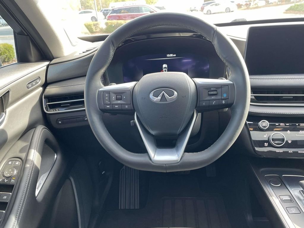 Used 2025 White INFINITI LUXE image 12