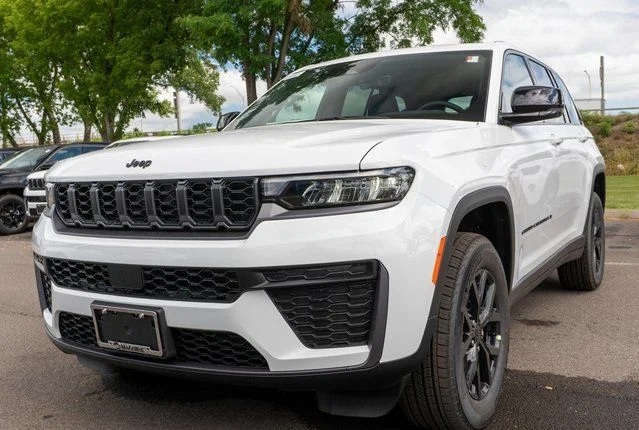 New 2026 White Jeep Altitude image 2