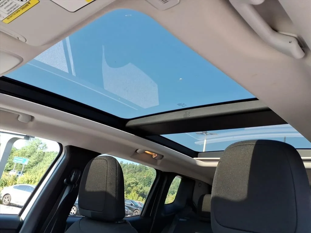 Used 2021 Silver Jeep Latitude image 17