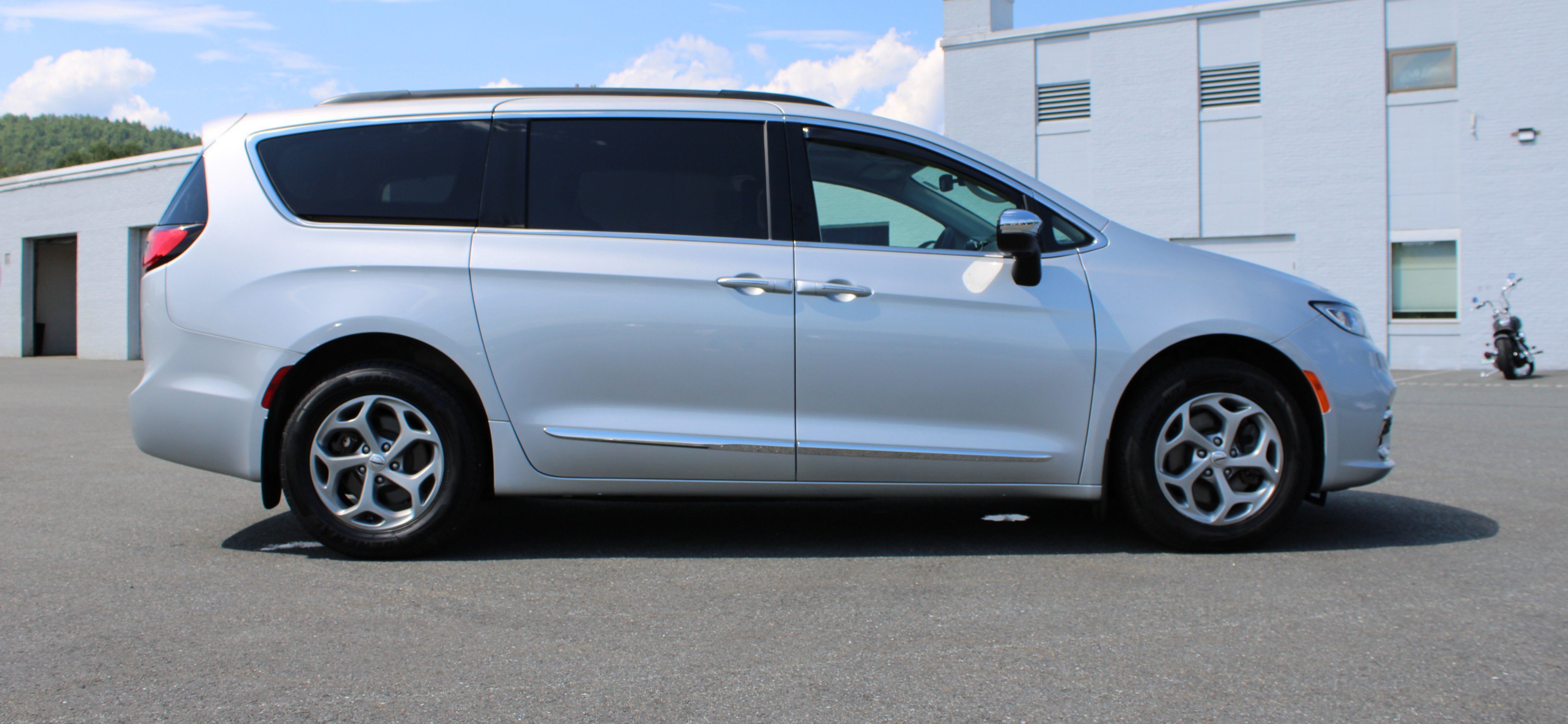 Used 2023 Silver Mist Clearcoat Chrysler Limited image 6