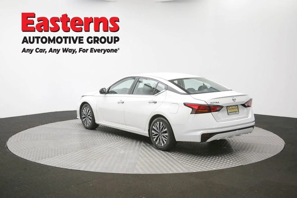 Used 2025 White Nissan 2.5 SV image 65