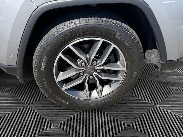 Used 2020 Silver Jeep Limited image 9