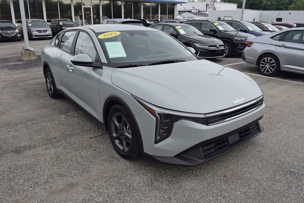 2025 Kia K4 LXS AT's photo