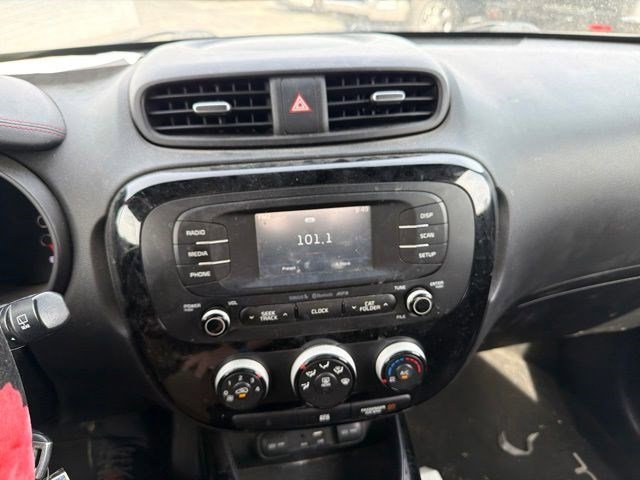 Used 2016 Clear White Kia + image 14