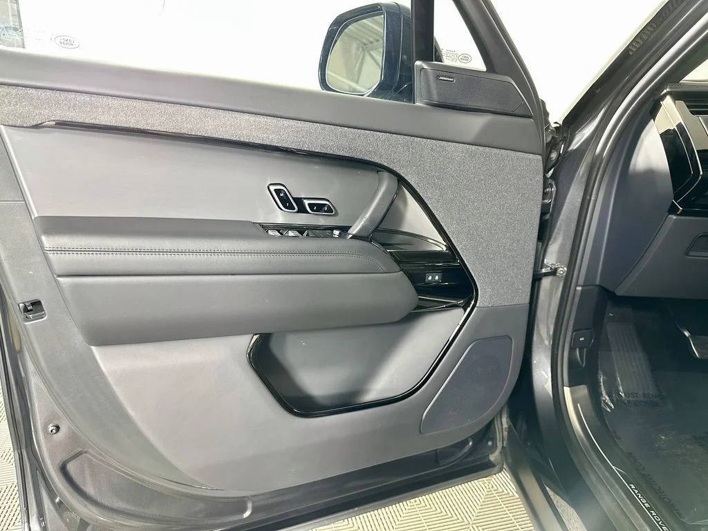 Used 2023 Carpathian Gray Premium Metallic Land Rover SE Dynamic image 21