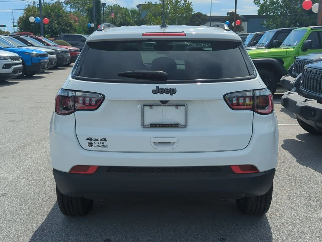 New 2026 Bright White Clear-Coat Exterior Paint Jeep Latitude image 6