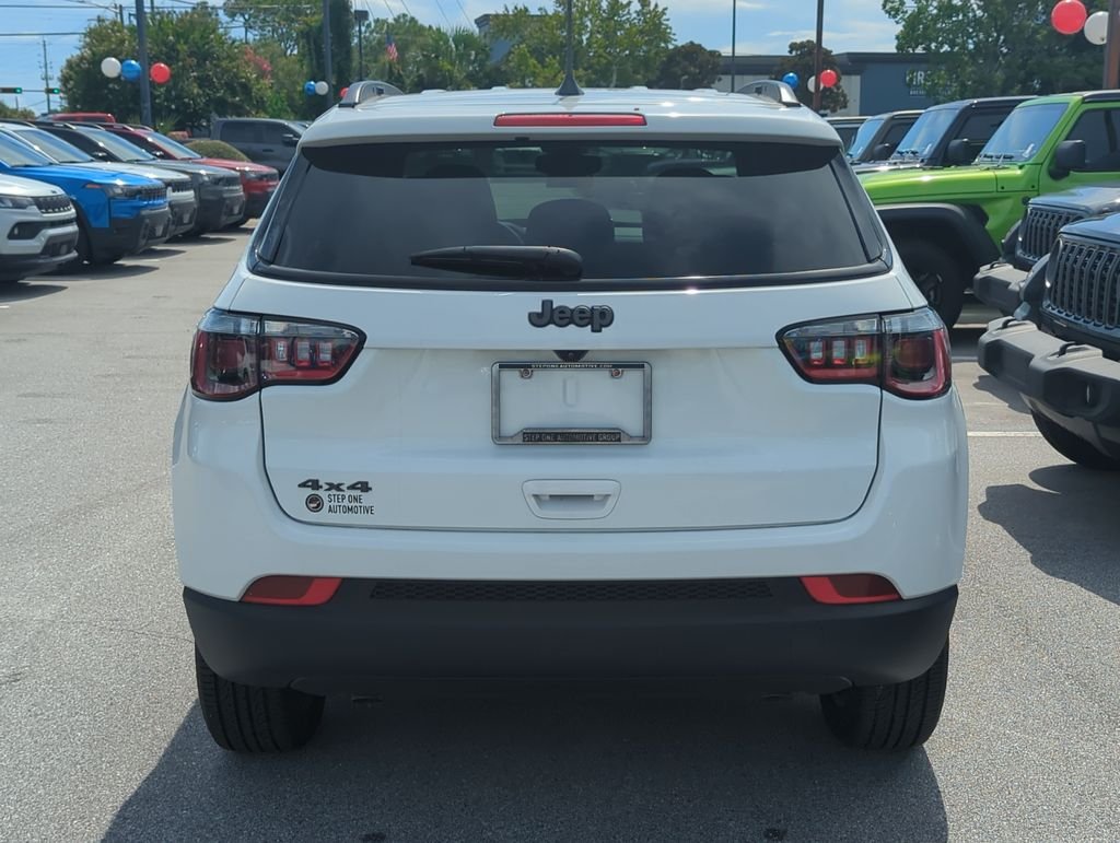 New 2026 Bright White Clear-Coat Exterior Paint Jeep Latitude image 6