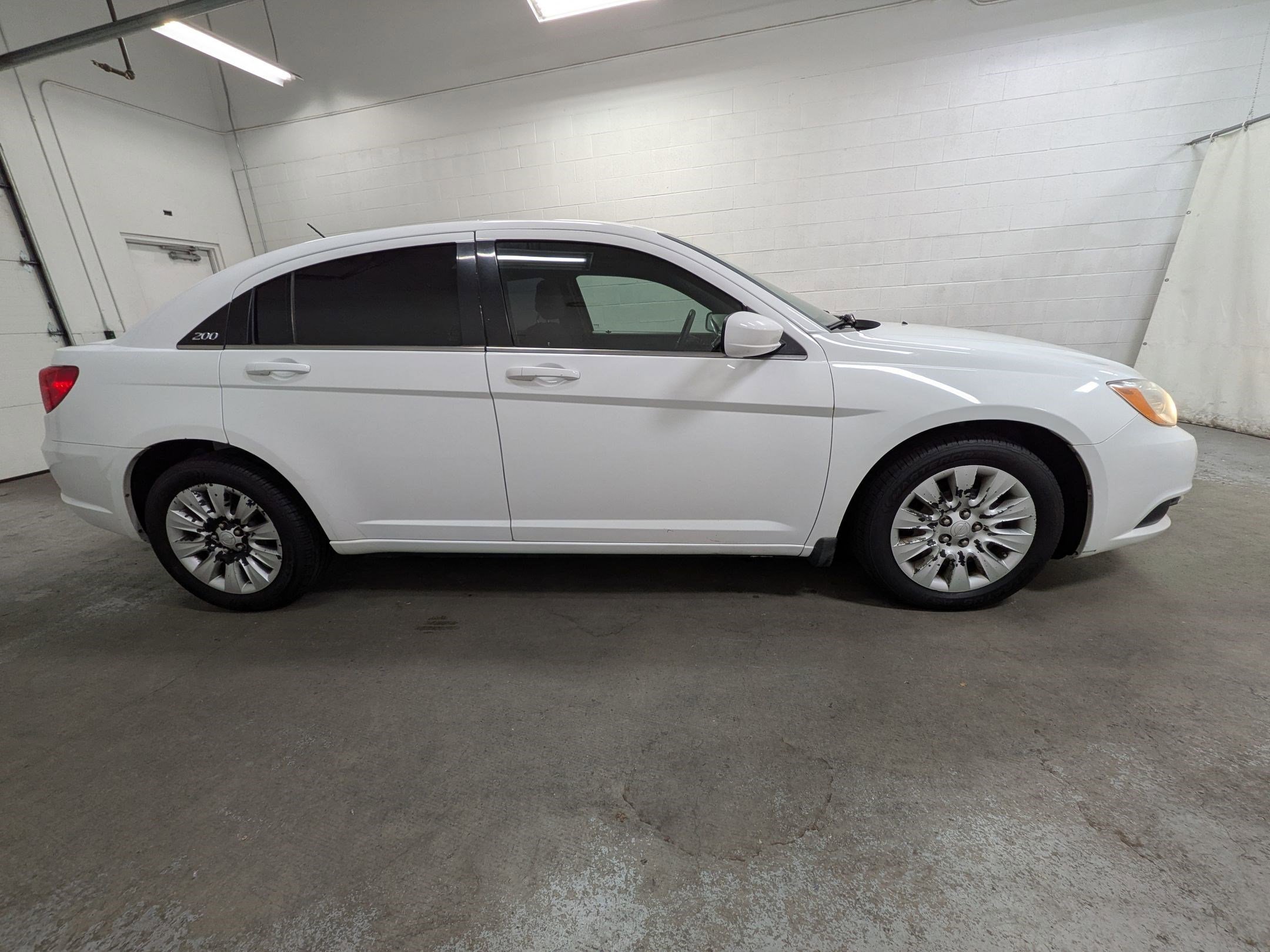 Used 2014 Bright White Clearcoat Chrysler LX image 3