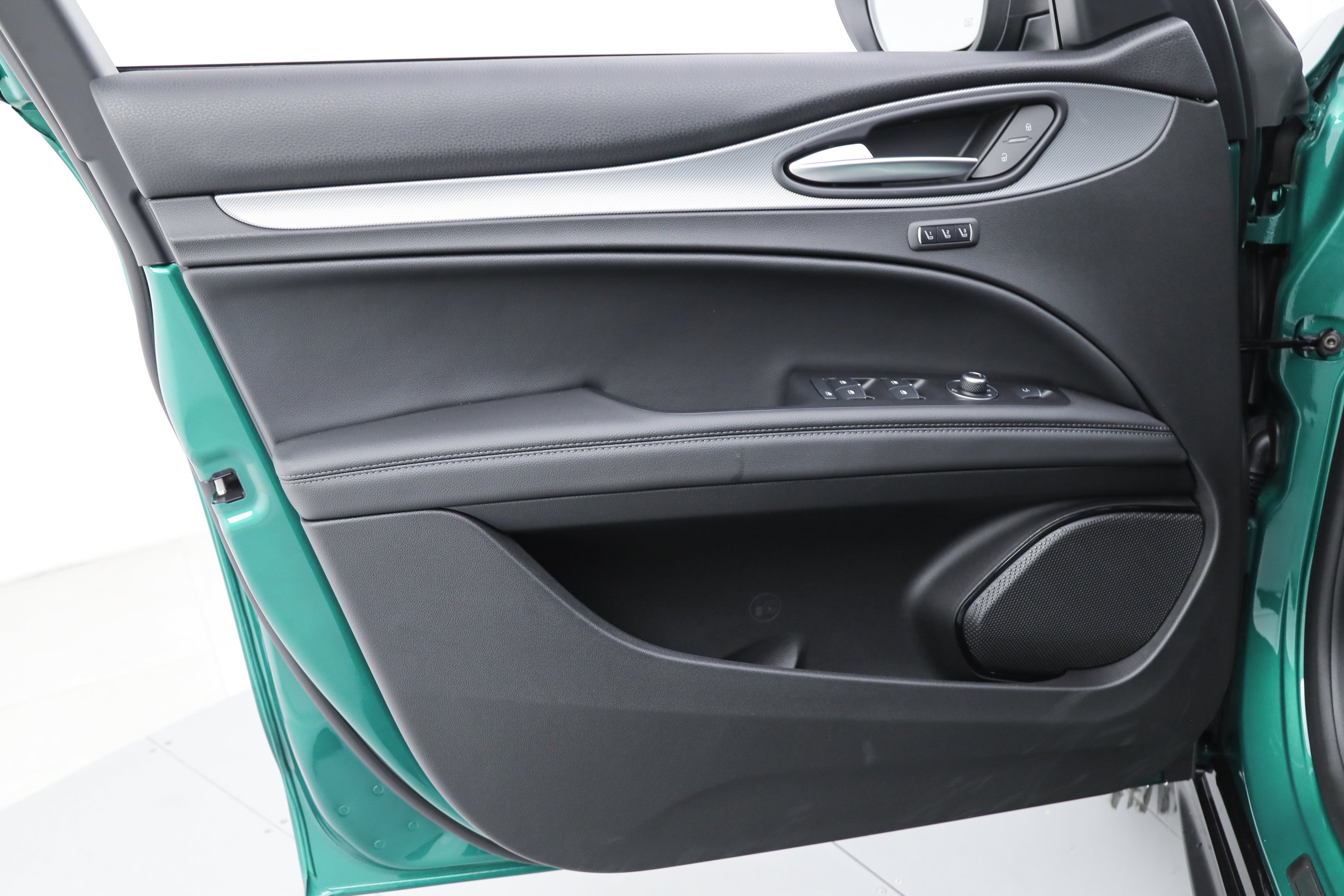 New 2026 Verde (Green) Fangio Metallic Exterior Paint Alfa Romeo  image 13