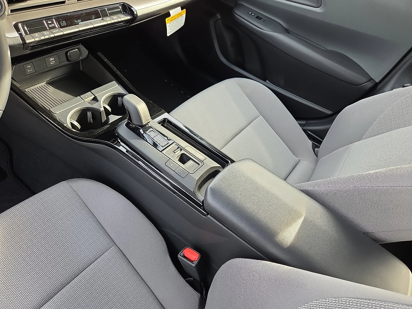 2026 Toyota Prius LE - Photo 15