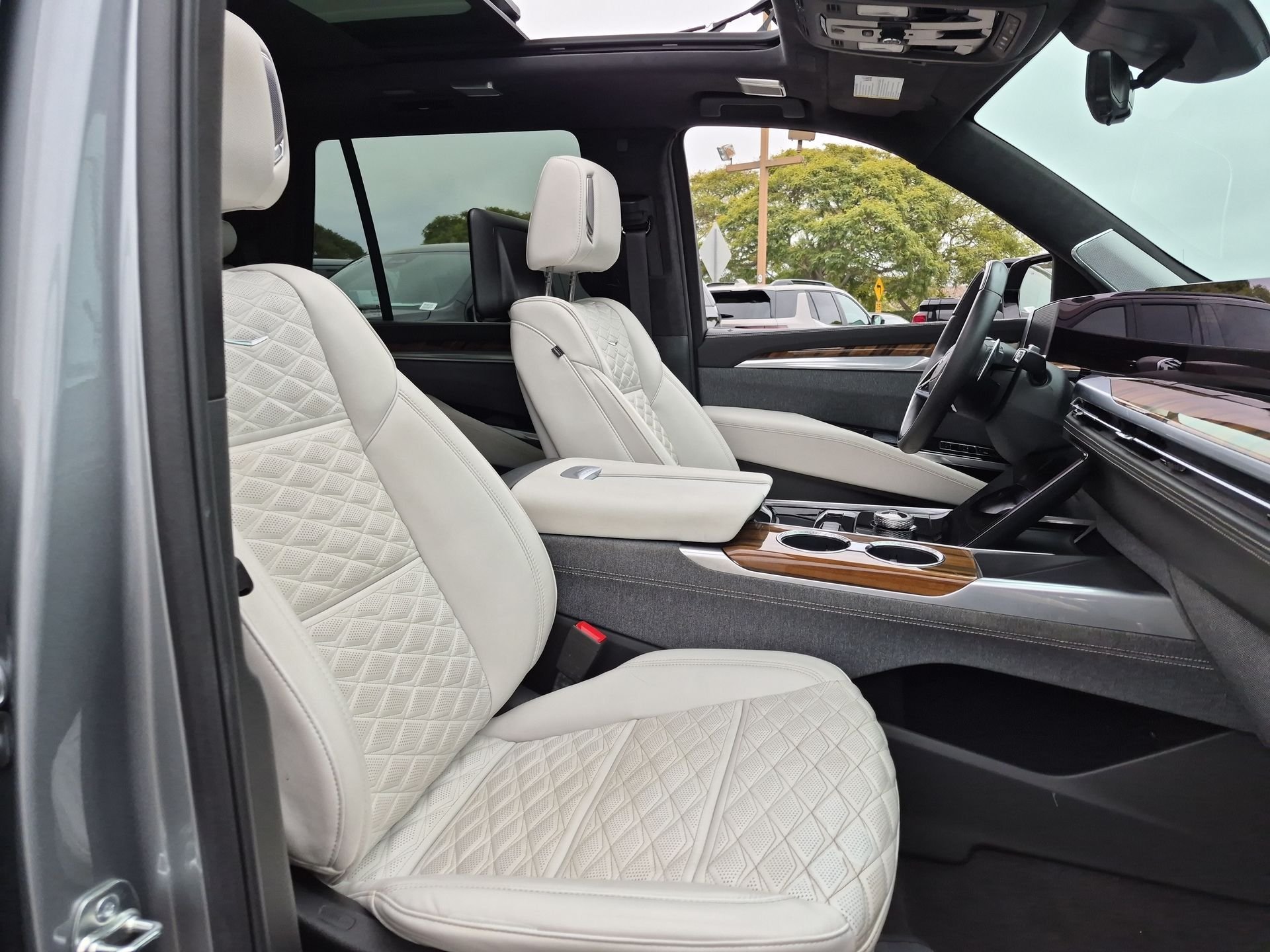 Used 2025 Silver Cadillac Sport Platinum image 29