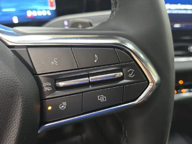 Used 2025 Summit White Chevrolet LT image 21