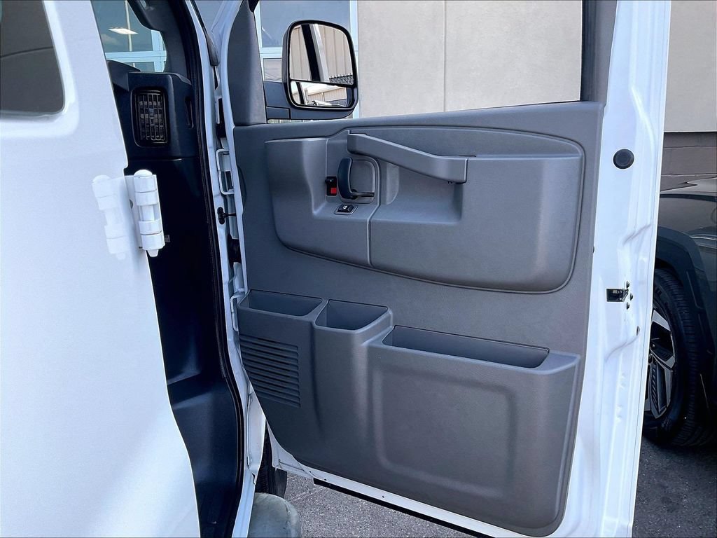 Used 2025 Summit White GMC Work Van image 12