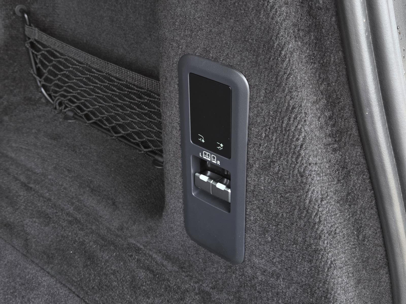 Used 2025 Fuji White Land Rover SE image 12