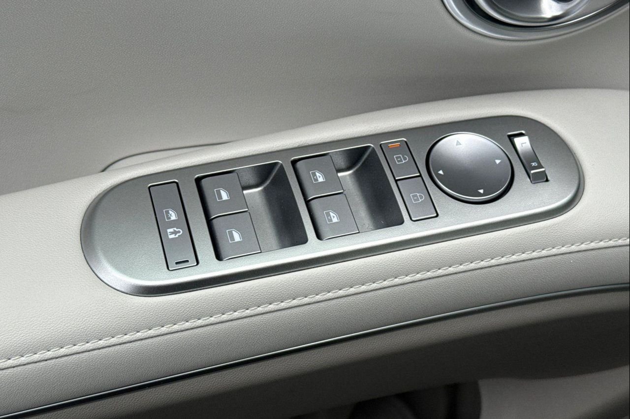 New 2027 Black Hyundai SEL 7P image 12