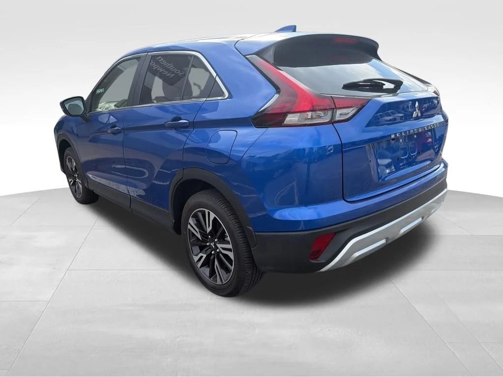 Used 2025 Blue Mitsubishi SE image 3