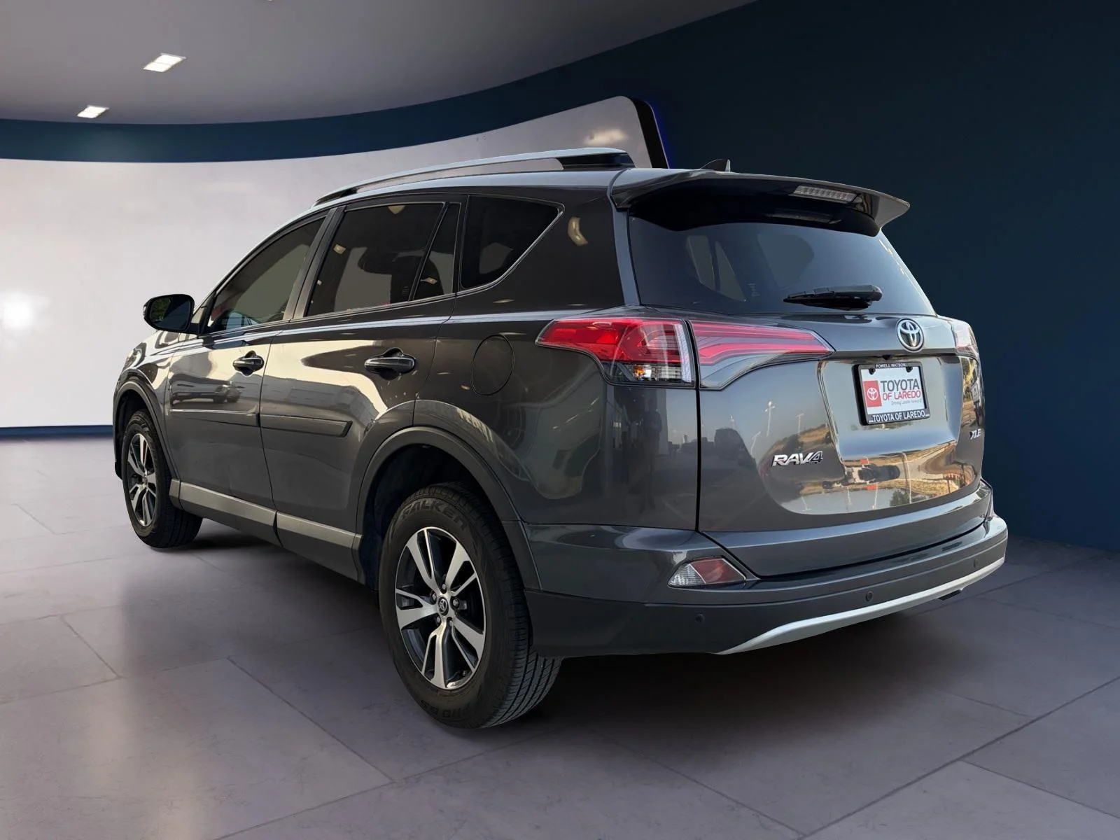 Used 2018 Magnetic Gray Metallic Toyota XLE image 3