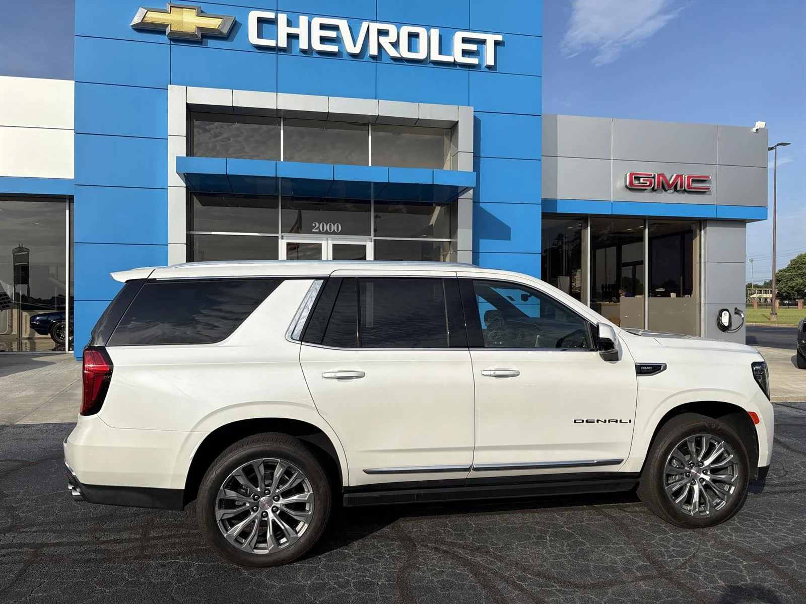 Used 2021 WHITE FROST TRICOAT GMC Denali image 3