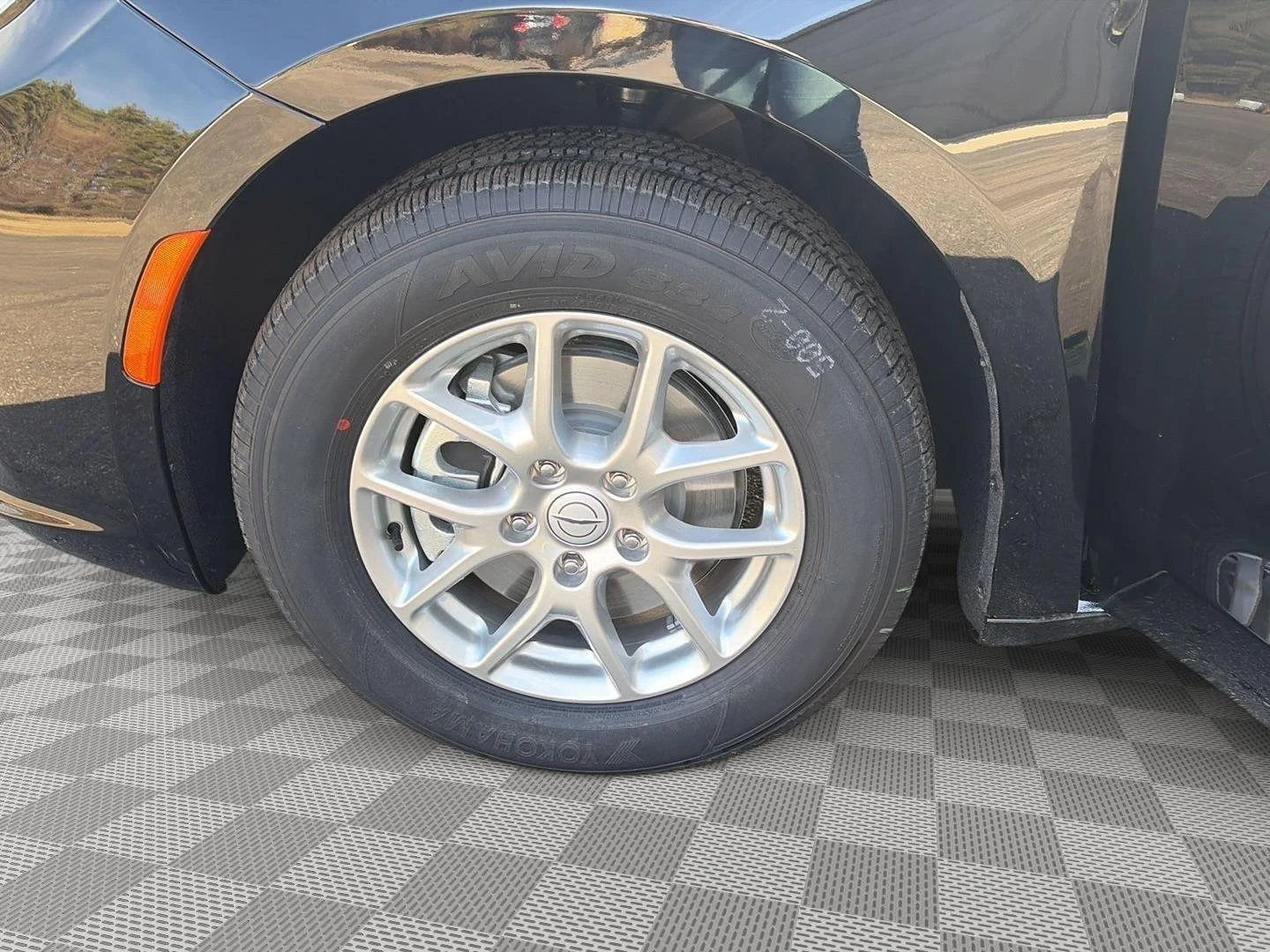 New 2026 Diamond Black Crystal Pearl-Coat Exterior Paint Chrysler Select image 19