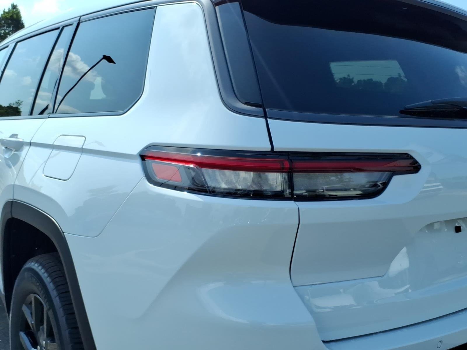New 2026 Bright White Clear-Coat Exterior Paint Jeep Laredo Altitude image 16
