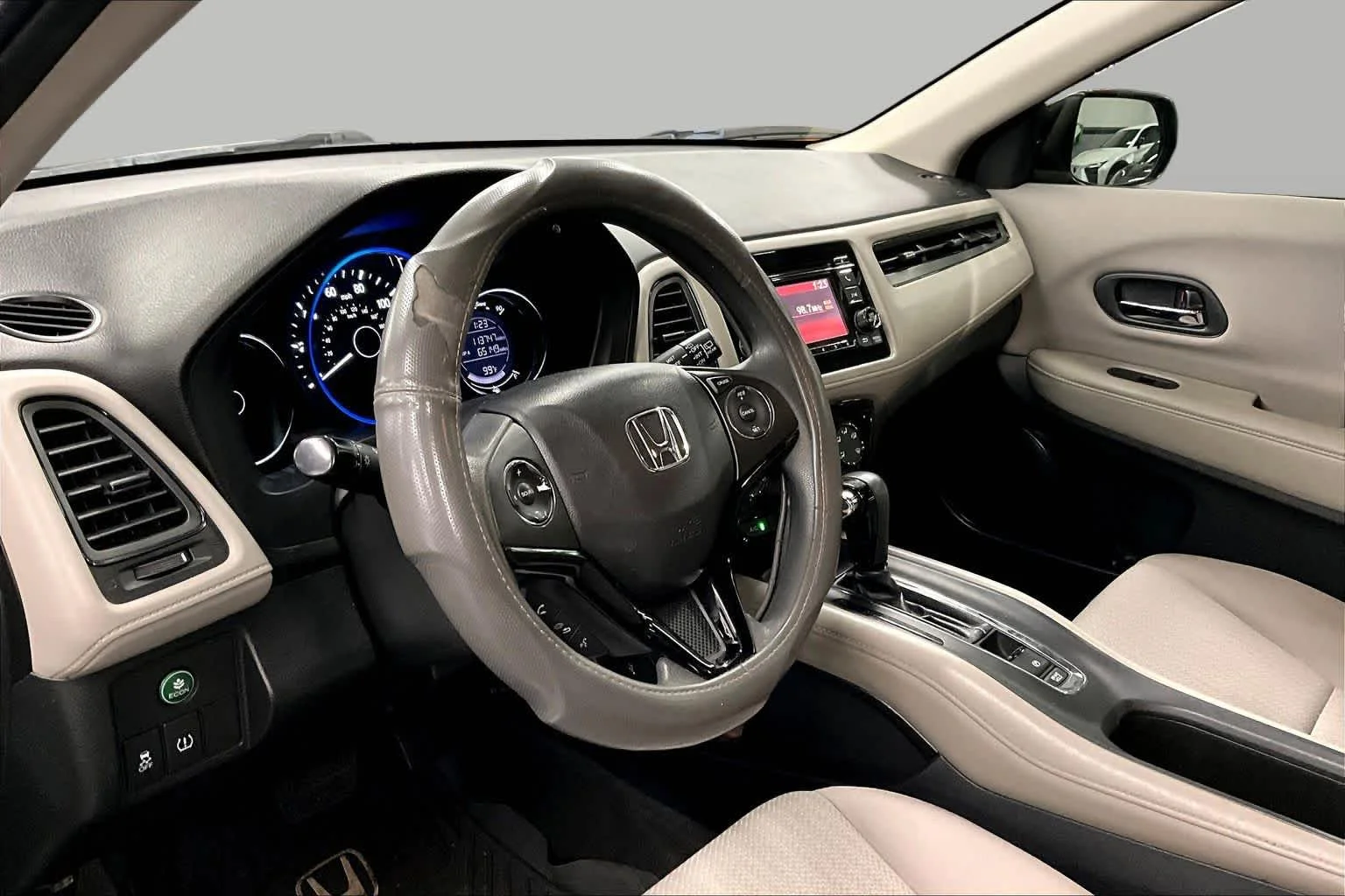 Used 2017 Lunar Silver Metallic Honda LX image 17