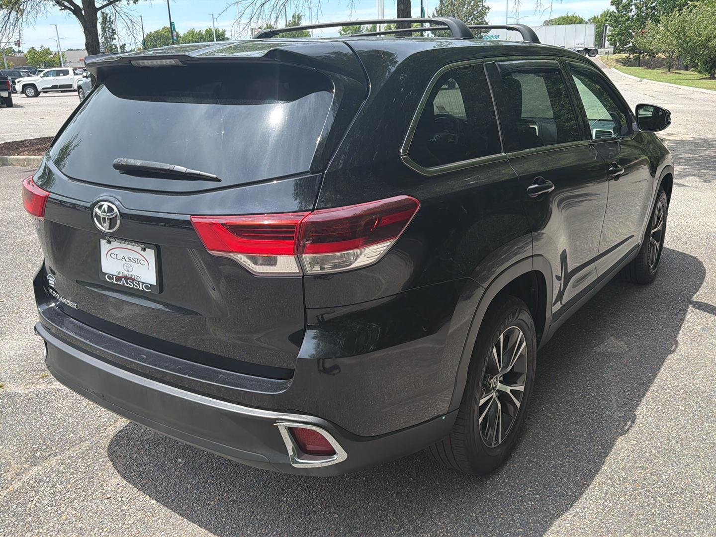 Used 2019  Toyota LE image 5