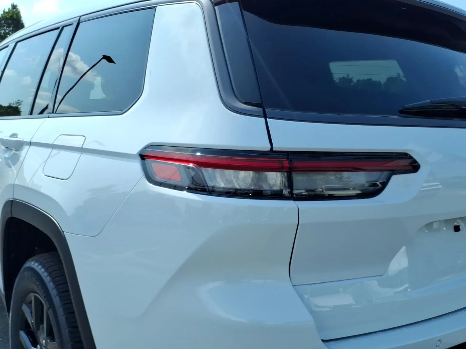 New 2026 Bright White Clear-Coat Exterior Paint Jeep Laredo Altitude image 16