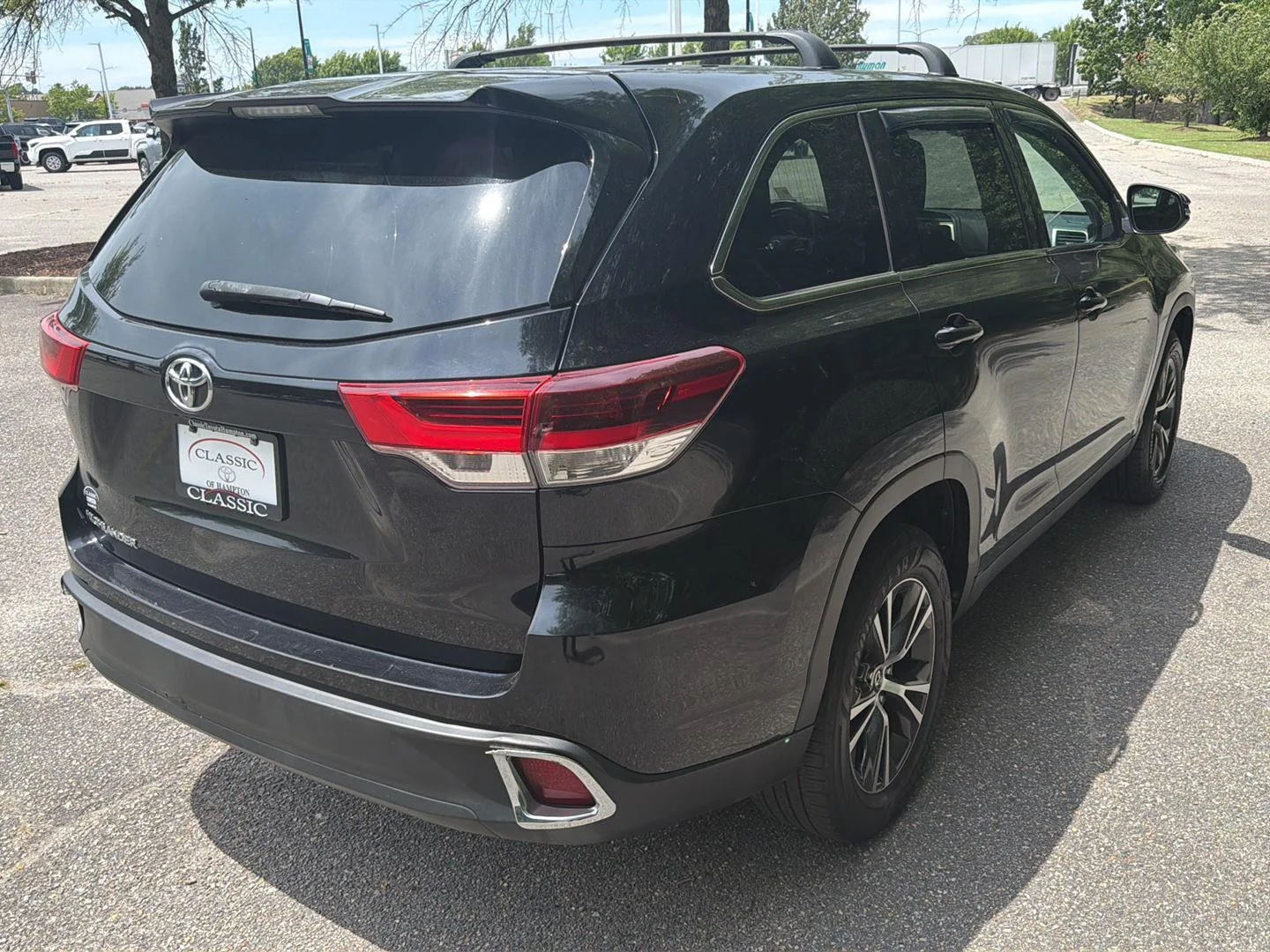 Used 2019  Toyota LE image 5