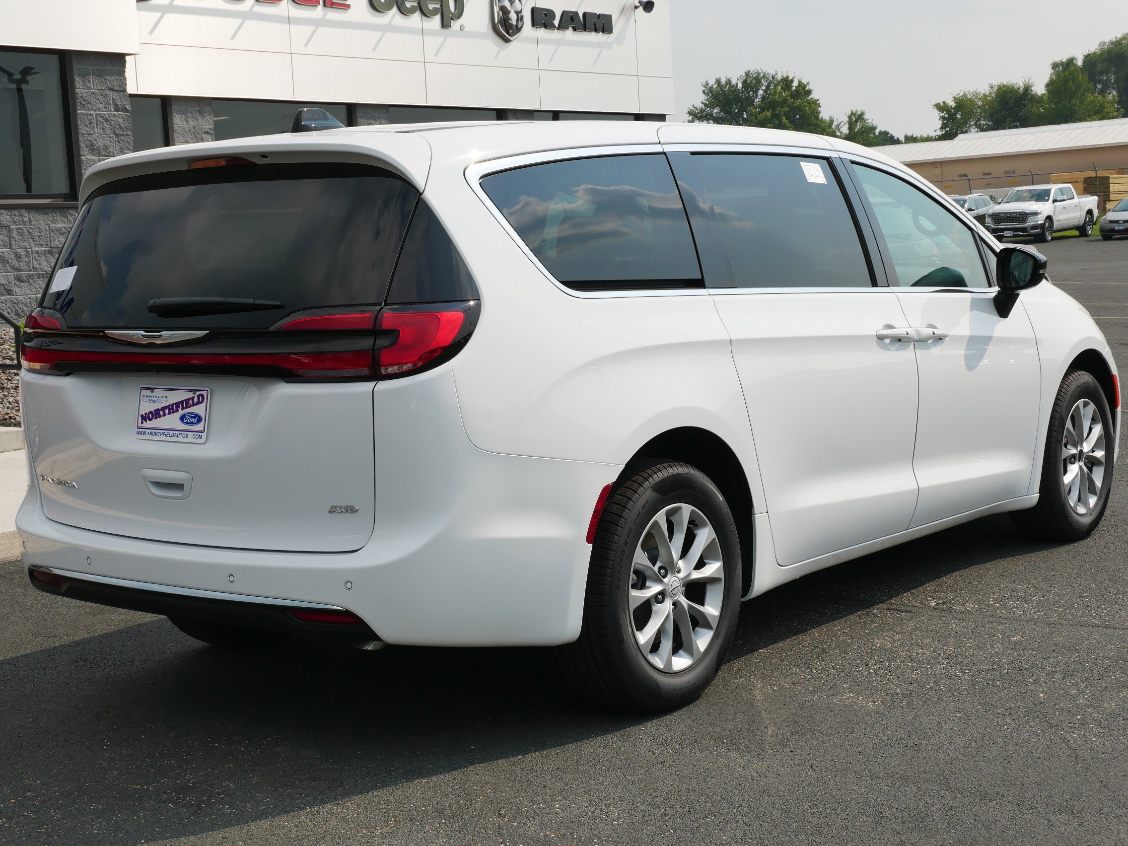 2025 Chrysler Pacifica Select - Photo 8