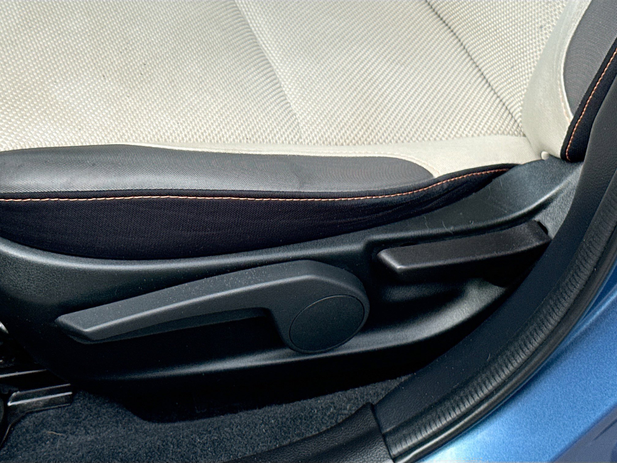 Used 2016 Quartz Blue Pearl Subaru Premium image 24