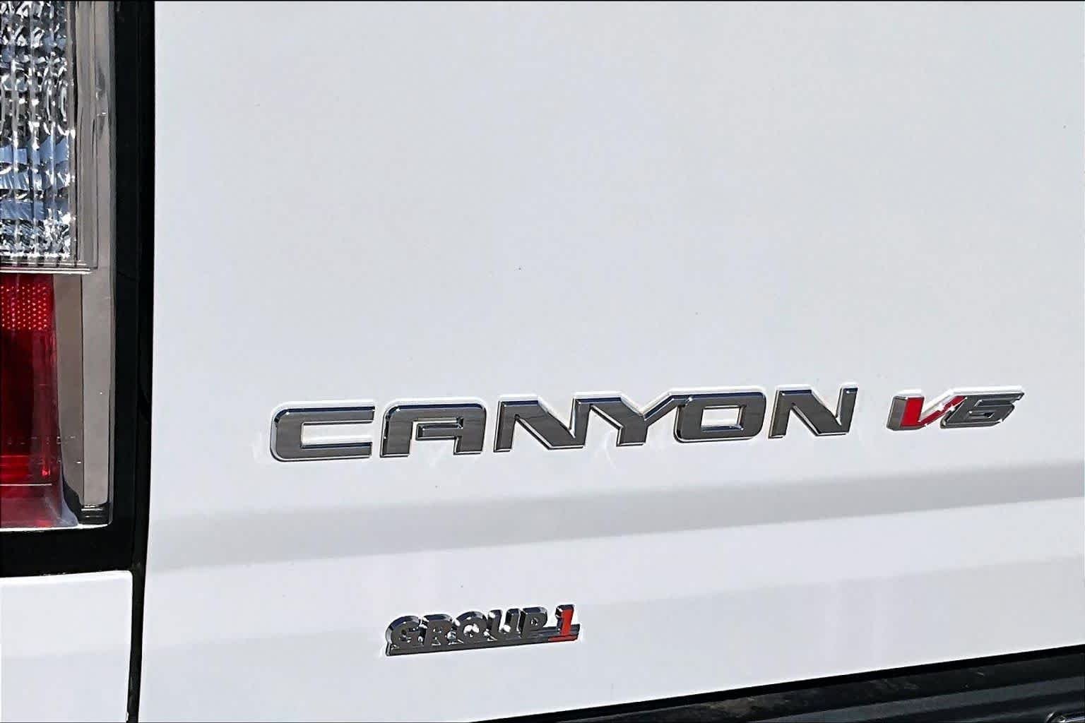 Used 2017 Summit White GMC 4WD SLT image 28