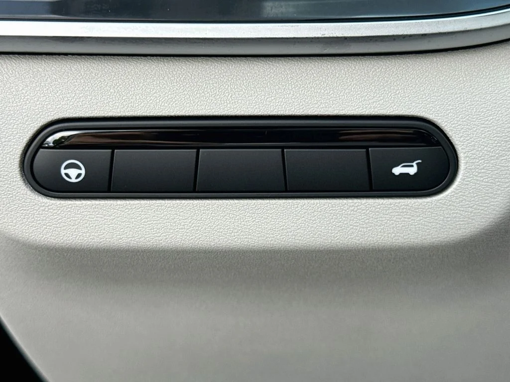 New 2027 MINERAL BLACK INFINITI Luxe FWD image 10