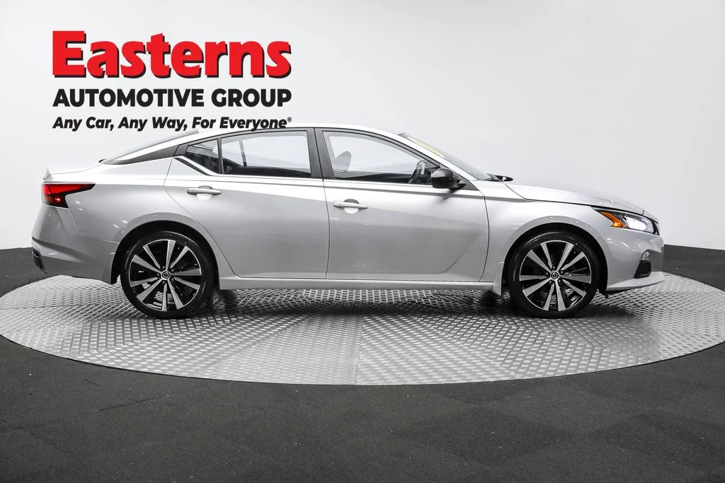Used 2022 Silver Nissan 2.5 SR image 4