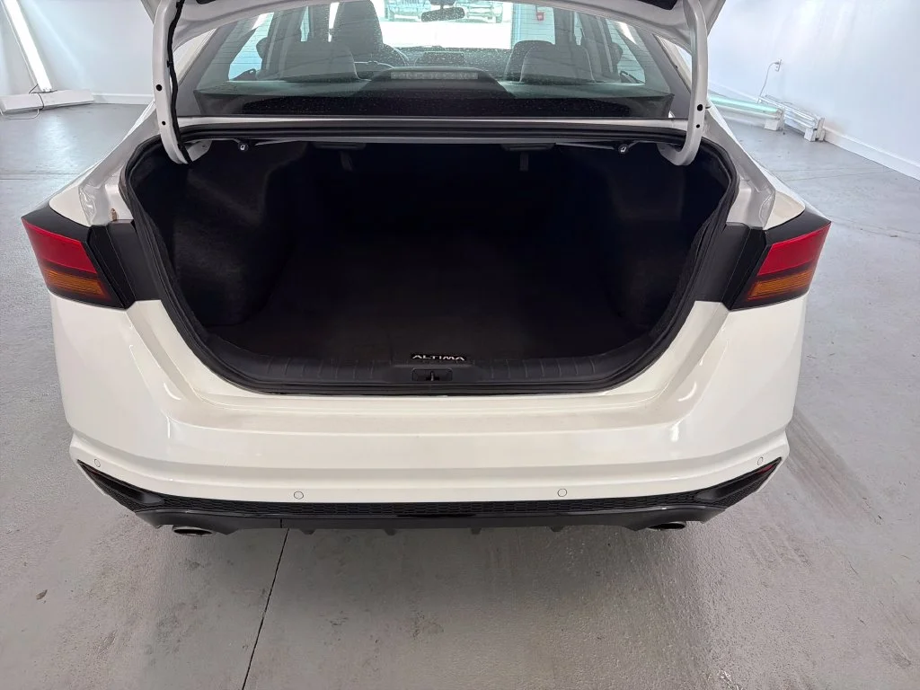 Used 2025 White Nissan 2.5 SR image 7