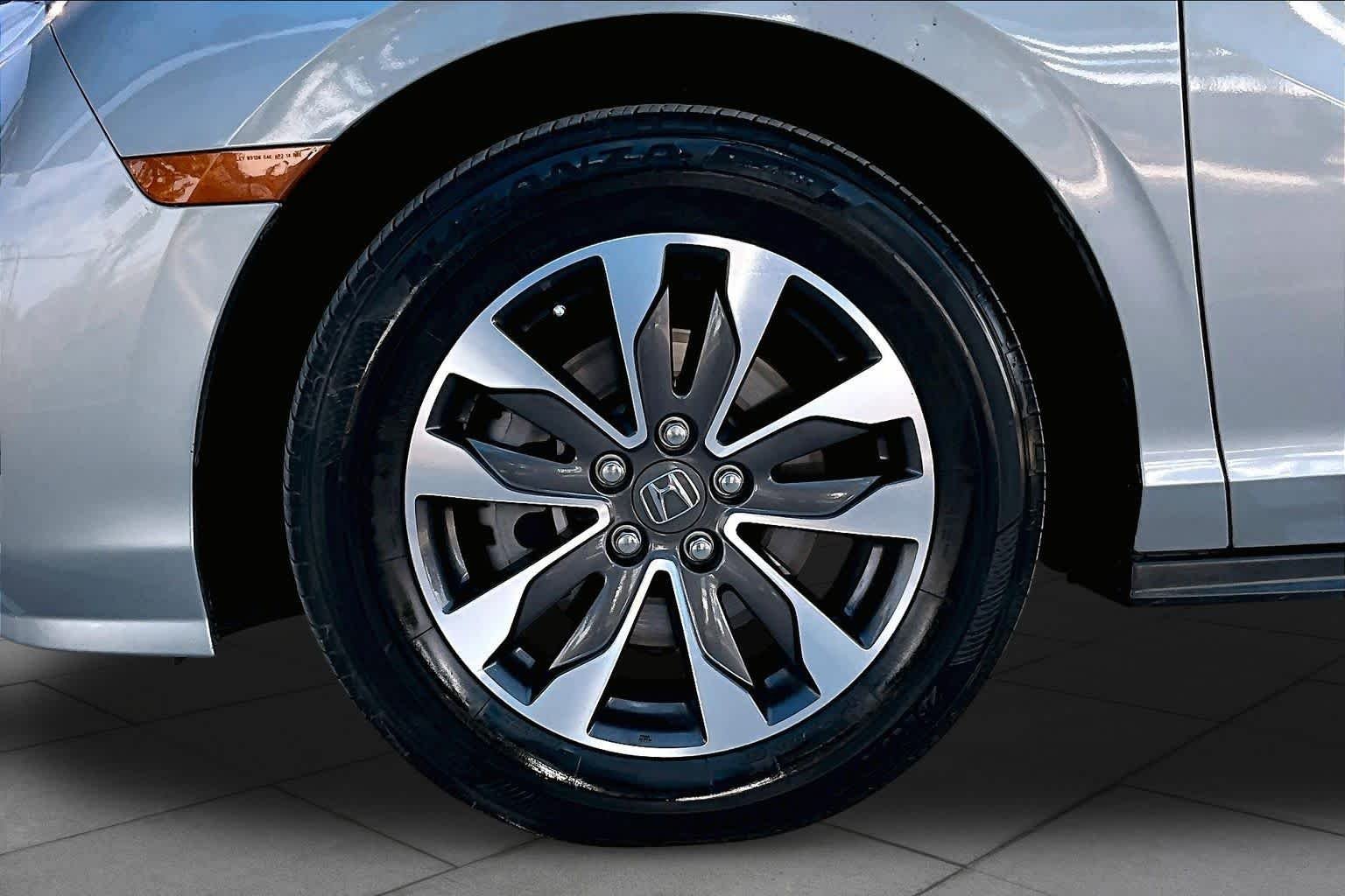 Certified Used 2024 Lunar Silver Metallic Honda EX-L image 9