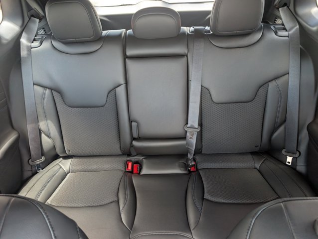 New 2026 Diamond Black Crystal Pearl-Coat Exterior Paint Jeep Latitude Altitude image 19