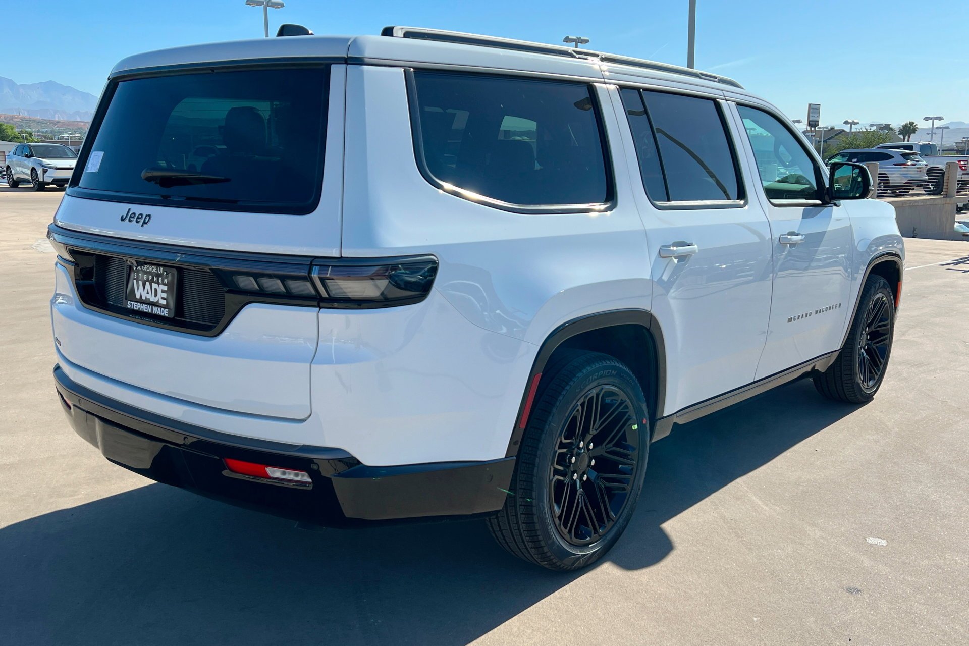 New 2026 Bright White Clear-Coat Exterior Paint Jeep Limited Reserve image 6
