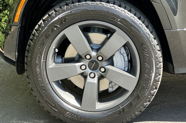New 2026 Santorini Black Land Rover X-Dynamic SE image 25