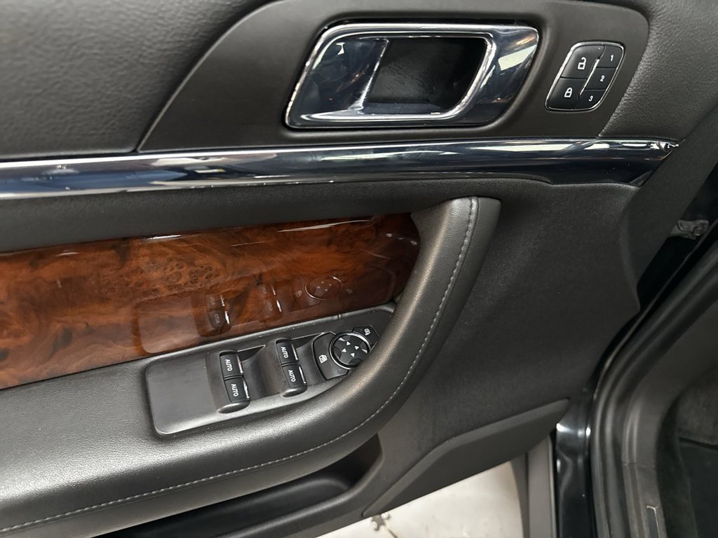 Used 2015 Tuxedo Black Lincoln Base image 13