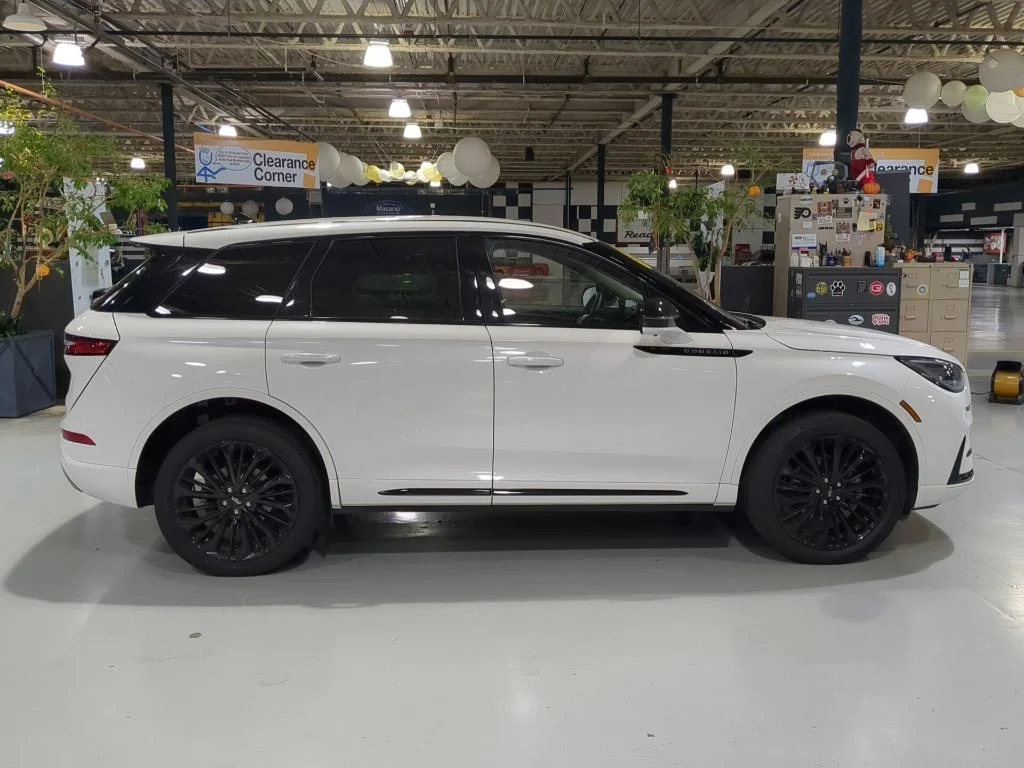 Used 2025 White Metallic Lincoln Premiere image 7