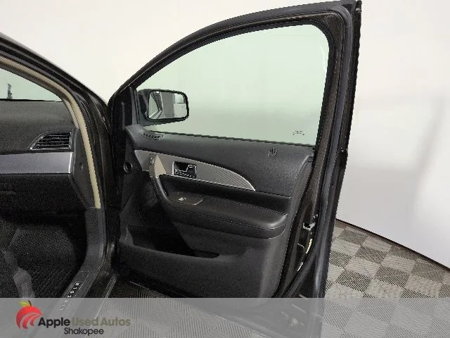 Used 2011  Lincoln Base image 40