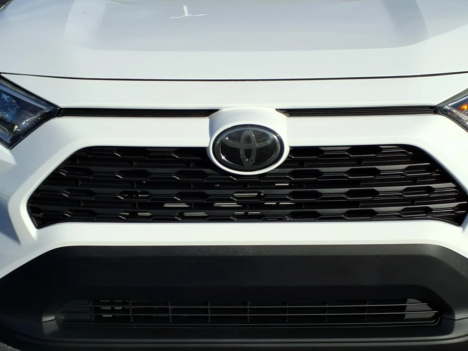 Used 2020 Super White Toyota XLE Premium image 14