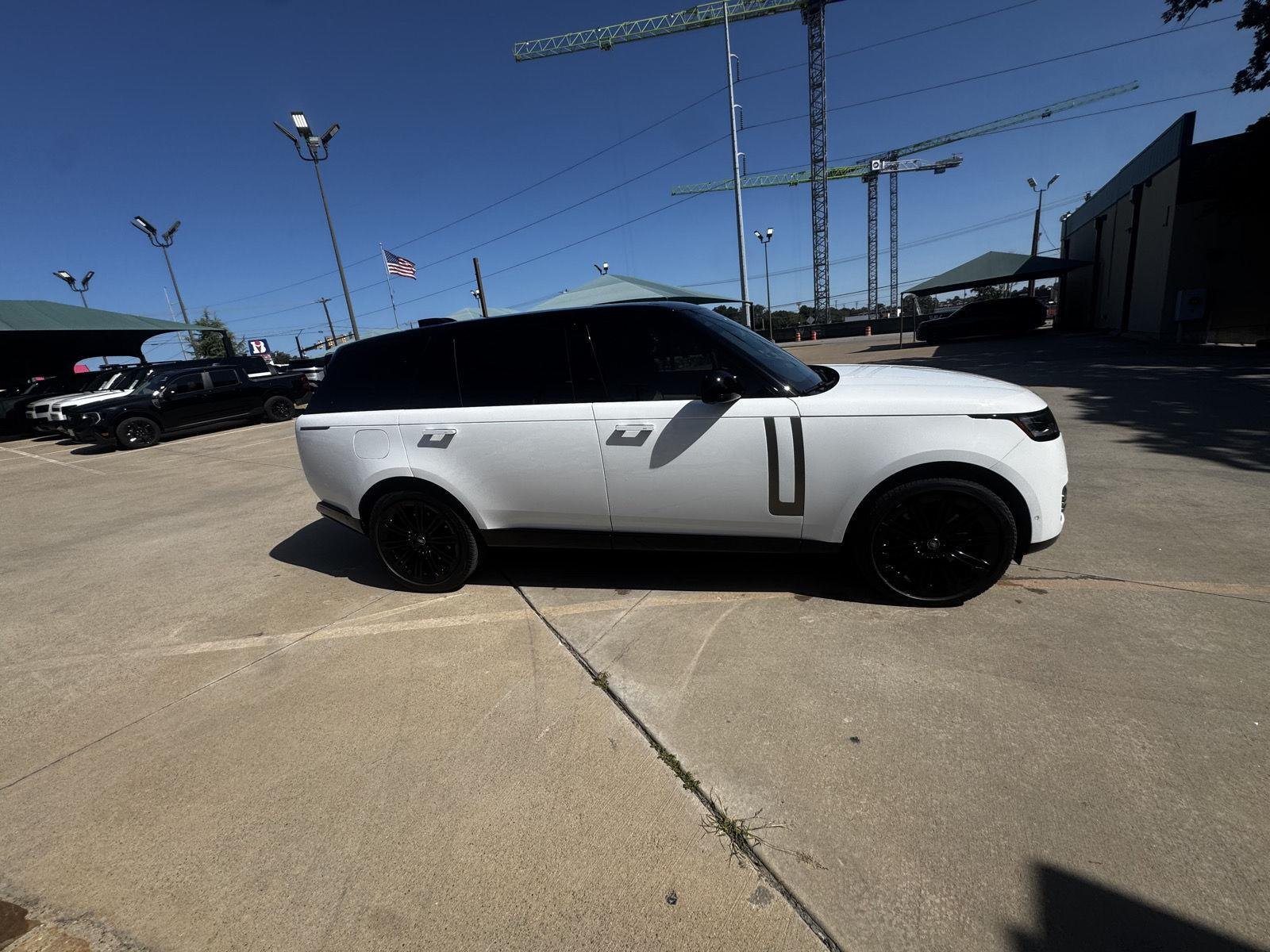 Used 2024 White Land Rover SE image 8