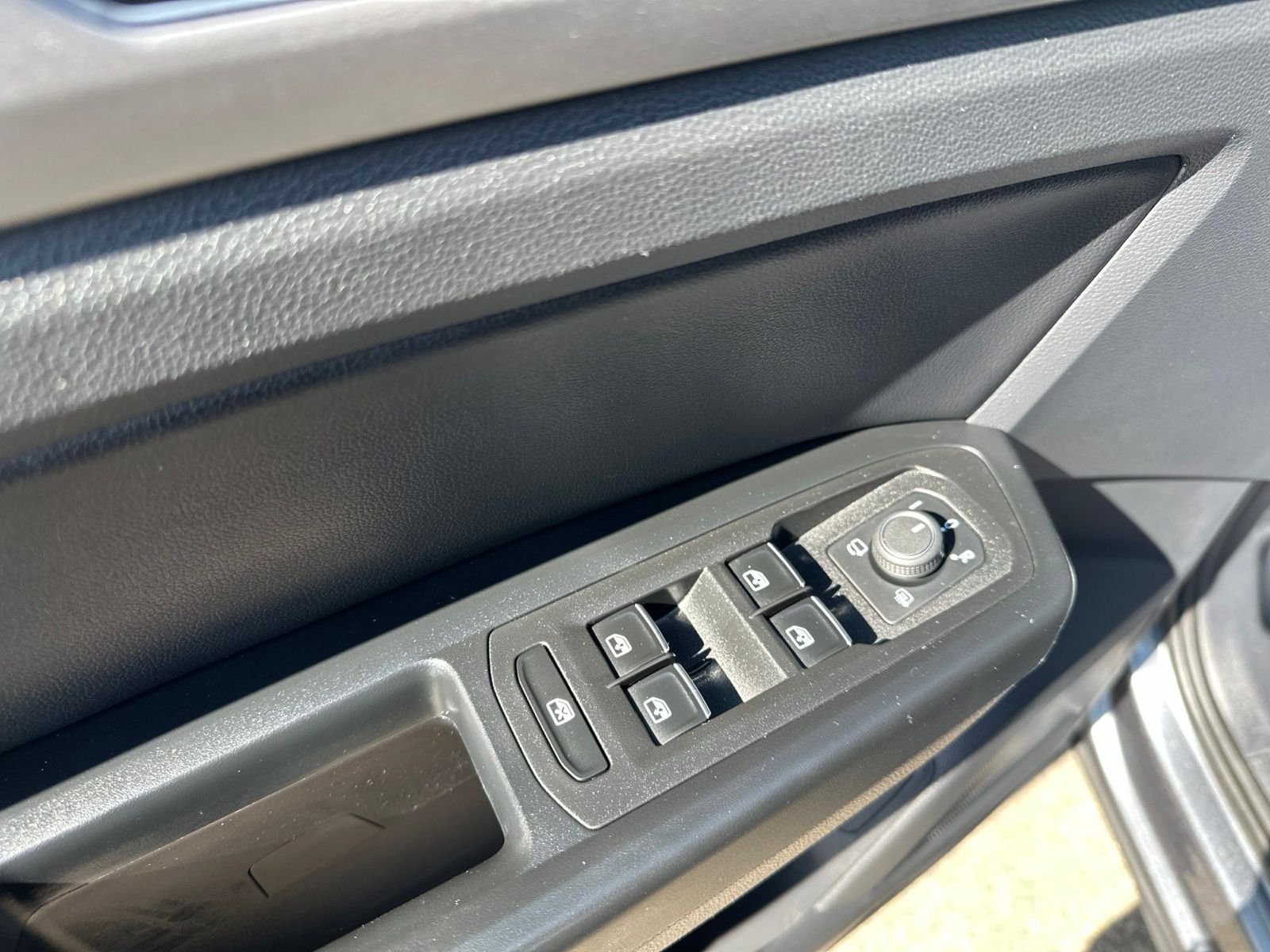 Used 2019 Gray Volkswagen SEL Premium image 22