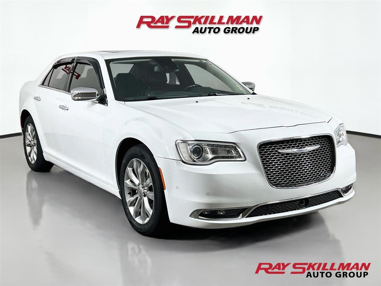 Used 2018 Bright White Clearcoat Chrysler LIMITED image 1