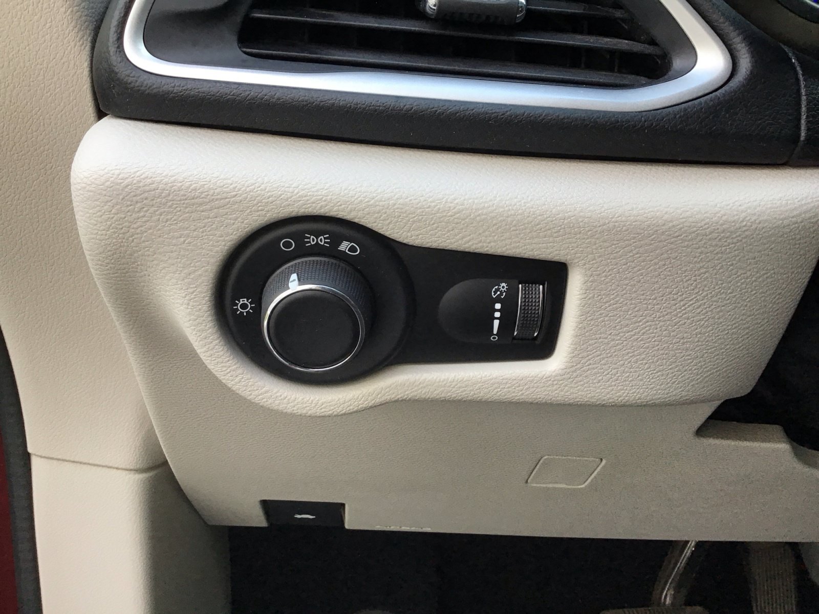 Used 2018 Velvet Red Pearlcoat Chrysler L image 24