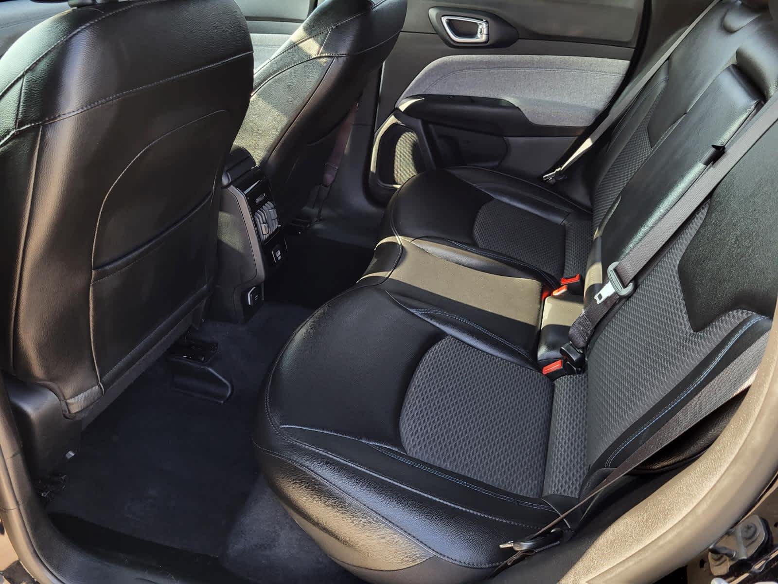 Used 2024 Diamond Black Crystal Pearlcoat Jeep Latitude image 13