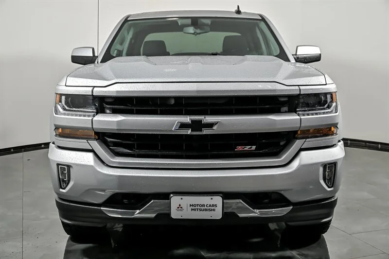 Used 2017  Chevrolet LT image 4